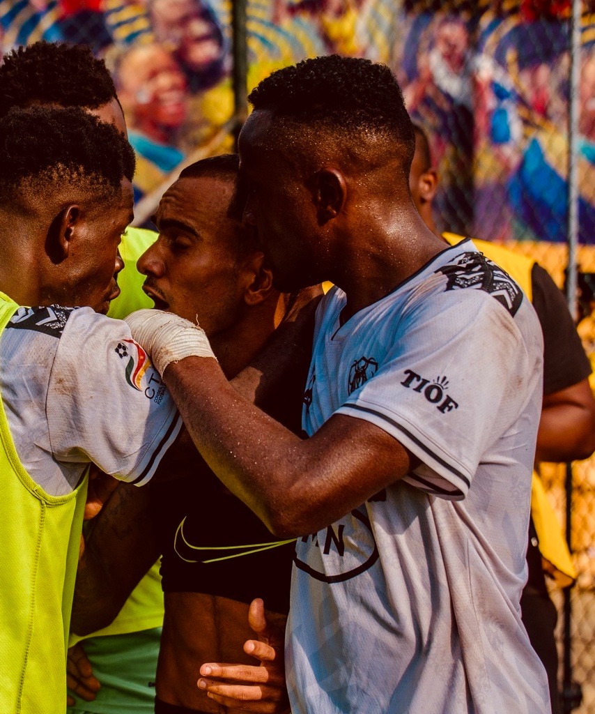 Footballeur portant le maillot TIOF